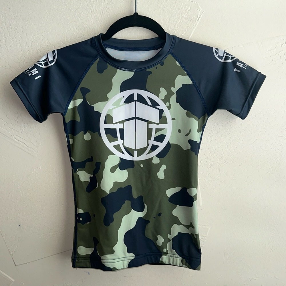 KIDS FRESHMAN SHORT SLEEVE RASH GUARD